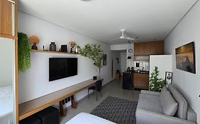 Studio moderno, aconchegante e bem localizado